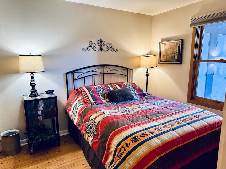 غرفة نوم ثانية بسرير متوسط الحجم مع ملاءات مريحة عالية الجودة