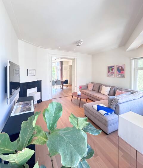 Top performing Airbnb: Chic & spacious 2BR apartment with Vondelpark view in Overtoomse Sluis