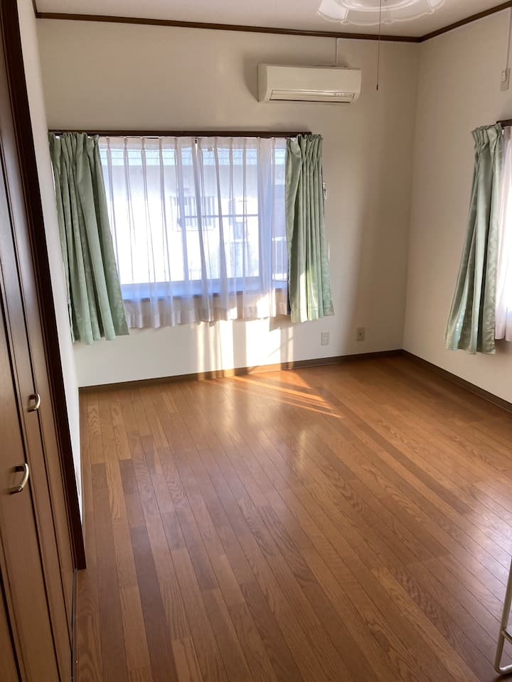 Keď sa ubytujú 4 osoby, je tu ďalšia rovnaká izba.　Ubytujte sa s 2 osobami a 2 osobami.