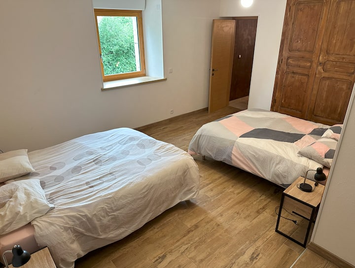 Deux lits et un canapé.