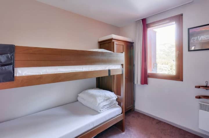 Спалня с двуетажни легла и / или двойно легло (вижте картата на апартамента на снимките). Гардероб, шкафове и закачалка за дрехи