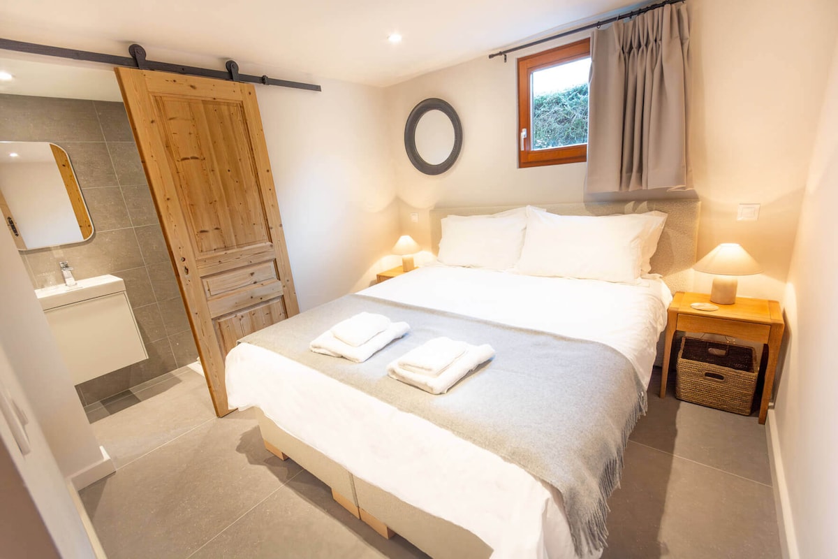 Самостојна соба со брачни или двокреветни кревети на барање, закачалки за капути, куки, складиште под креветот и полици.