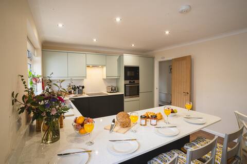 Modern & Spacious Villa with Garden in New Forest