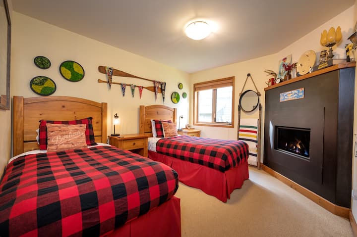 Ამ ოთახში შესაძლებელია 2 ტყუპისცალის ან ერთი მეფის და სრულიად ახალი ბუხრის მოწყობა. Შეგვატყობინეთ, როგორ გსურთ მისი დაყენება თქვენთვის! 