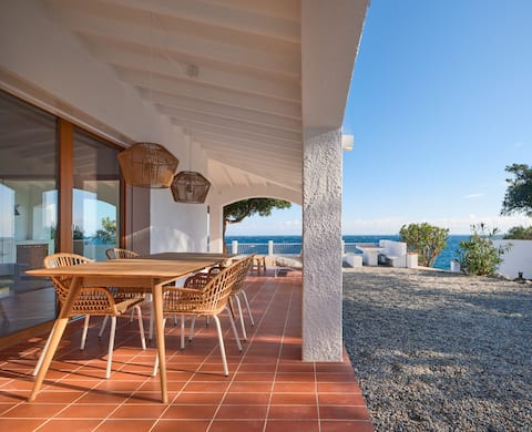 Caseta Mar is a vacation home for 4 people by the sea