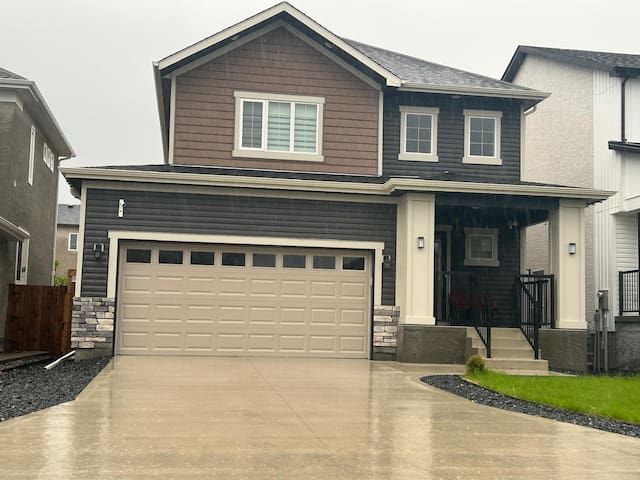 5 Bed 4 Bath 2500 sqft Clean and Elegant Home