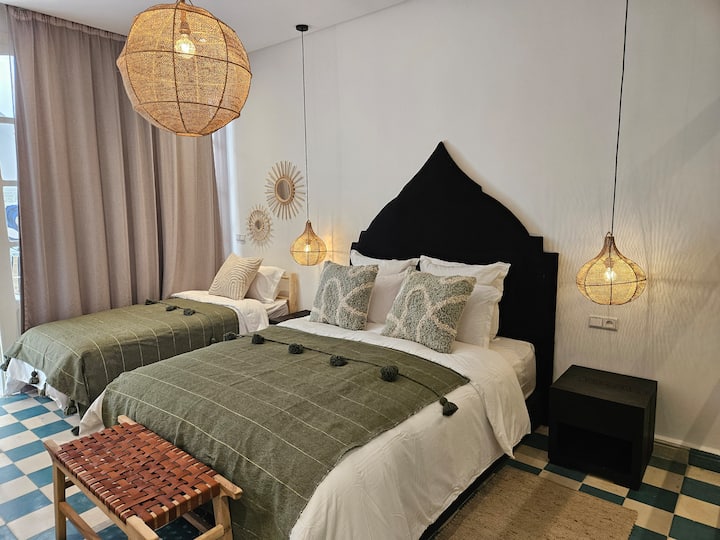 fantastisk säng med madrass och bäddmadrass kvalitetssortiment "SOFITEL"