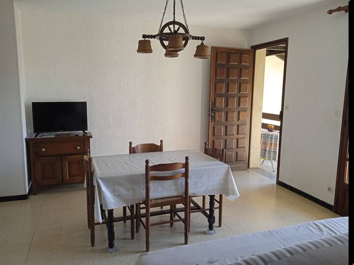 إنها غرفة طعام كبيرة مع إمكانية الوصول إلى الشرفة. يمكن استخدام كليك كليك كمنطقة نوم لشخص واحد. الغرفة ممتعة ومشرقة. 