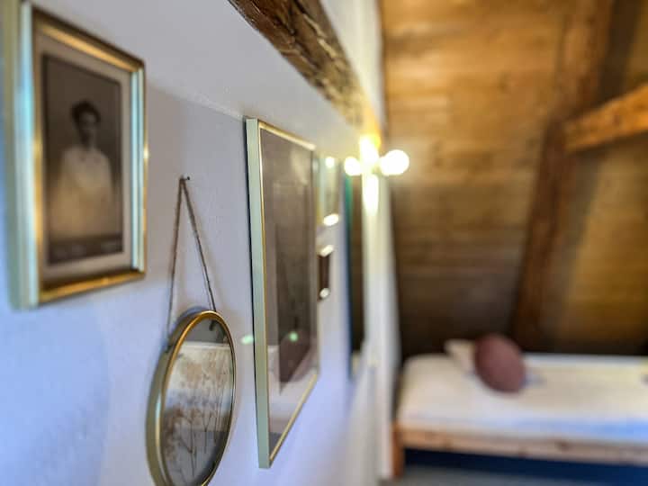 Schlafzimmer 2 DG rechts / Doppelbett und Einzelbett