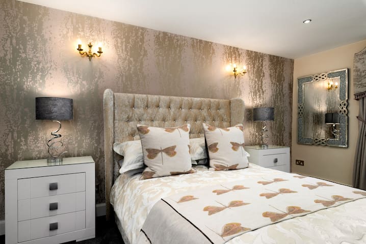 Live like a King / Queen In The City gallery image 5