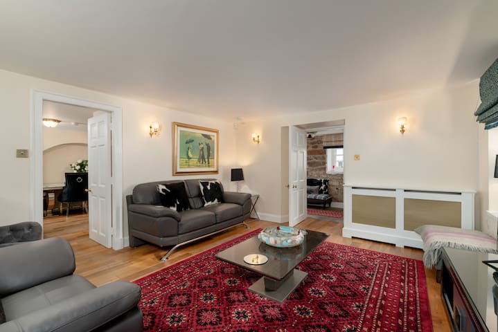 Live like a King / Queen In The City gallery image 3