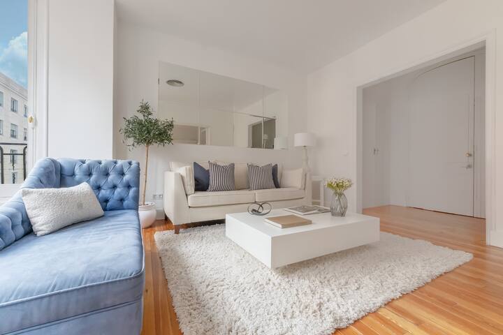 Spacious apt on Calle Preciados gallery image 2