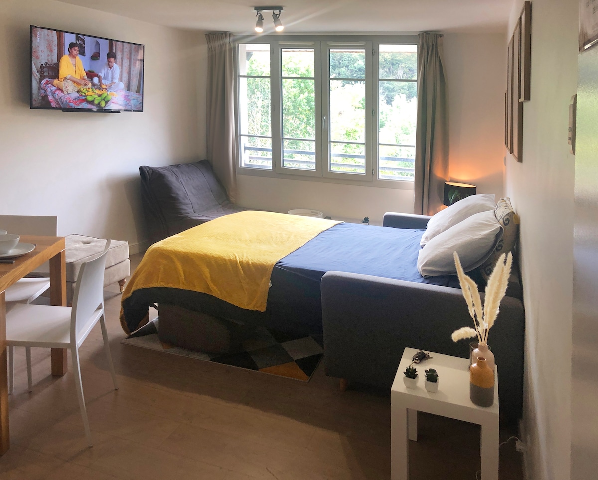 Un interior armonioso y modular donde cada espacio encuentra su lugar — práctico, luminoso y lleno de encanto.