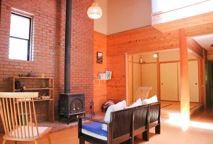 薪ストーブで冬時間 | 森に泊まる休日｜八ヶ岳・原村でゆったりステイ