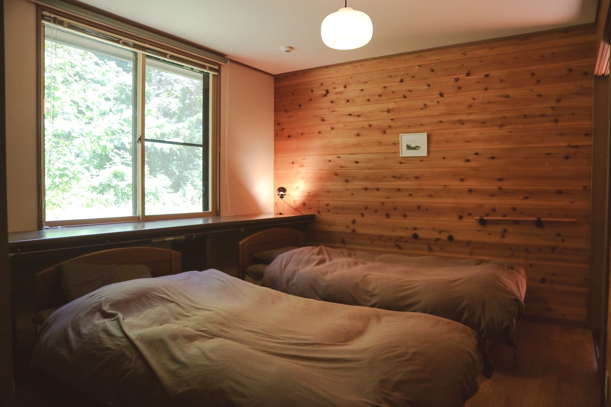 薪ストーブで冬時間 | 森に泊まる休日｜八ヶ岳・原村でゆったりステイ