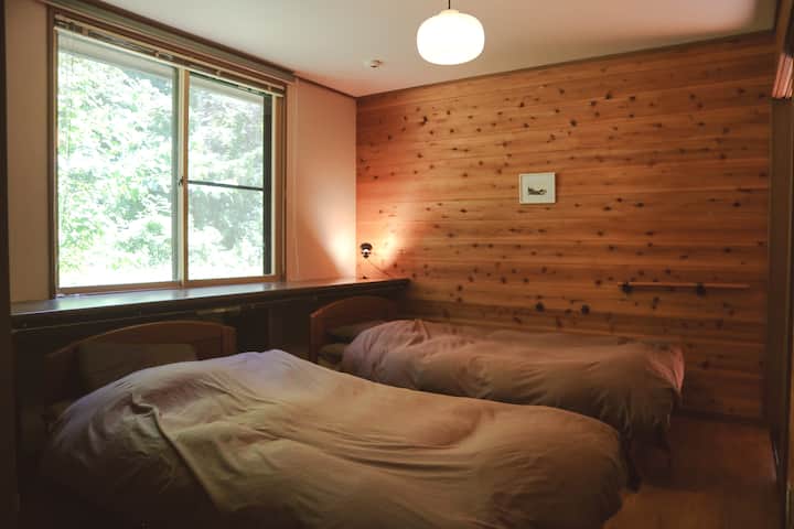 薪ストーブで冬時間 | 森に泊まる休日｜八ヶ岳・原村でゆったりステイ