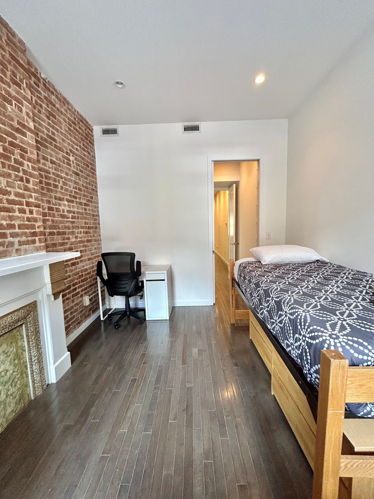 แม้ว่ารูปภาพจะแสดงให้เห็นเพียงเตียงเดียว แต่ห้องนี้มีเตียงเดี่ยว 2 เตียง