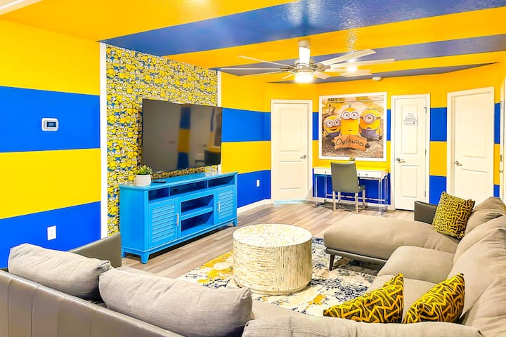 Ეს ცოცხალი სივრცე აღჭურვილია ყვითელი და ლურჯი ზოლებით, მინიონის კედლის ხელოვნებით, სახალისო განათებით, დიდი ტელევიზორითა და მხიარული დეკორით, რომელიც გრუის პატარა დამხმარეების ბოროტი სულისკვეთებას აღბეჭდავს. Ისიამოვნეთ არაჩვეულებრივად სახალისო შთაბეჭდილებებით.         