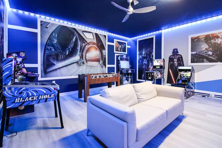 Შეაბიჯეთ გალაქტიკაში, შორს, სადაც თავგადასავალი ყოველ ჯერზე გელით. Ეს ეპიკური სათამაშო ოთახი აღჭურვილია შუქდიოდური განათებებით, კედლის განსაცვიფრებელი ხელოვნებით, არკადული აპარატებით, ფოსბოლის მაგიდით და სიცოცხლის ზომის Darth Vader-ითაც კი.                     