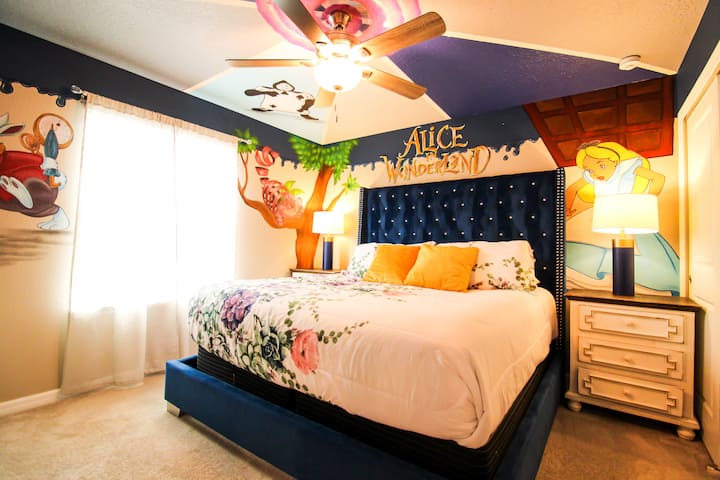 Შეაბიჯეთ საოცრებათა სამყაროში, სადაც ცნობისმოყვარე გონება იხეტიალებს და ილუზიონისტებს ყველა კუთხეში გელით. Ამ მომაჯადოებელ საძინებელში დაგხვდებათ: დიდი საწოლი, ორი ტუმბო, ტელევიზორი, კარადა, ორი საწოლისპირა ლამპა, ჭერის სანათები და ჭაღი.       