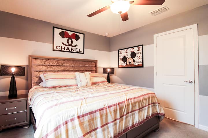 Გაატარეთ სასიამოვნო და მყუდრო საცხოვრებელი მიკისა და მინის ამ უნიკალურ საძინებელში! Კომფორტული ორადგილიანი საწოლები, რბილი პასტელური ტონები, საზღვაო დეკორი და თქვენი საყვარელი დისნეის დუეტის მომხიბლავი კედლის ხელოვნება, ეს ოთახი იდეალურია ბავშვებისთვის ან ოჯახებისთვის, რომლებსაც დასვენება სურთ      