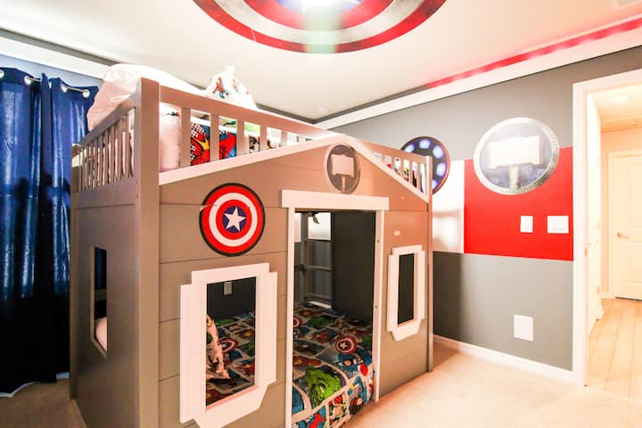 Ეს არის საძინებელი მათთვის, ვისაც სურს გადაარჩინოს მსოფლიო, ჩაუღრმავდეს უამრავ თავგადასავალს და ერთდროულად გაერთოს. Ამ საძინებელში არის შუქდიოდების დეკორაციები, ინდივიდუალური ორსართულიანი საწოლები, ტუმბო, ჭერის განათება, კარადა, კომოდი და ჭკვიანი ტელევიზორი.         