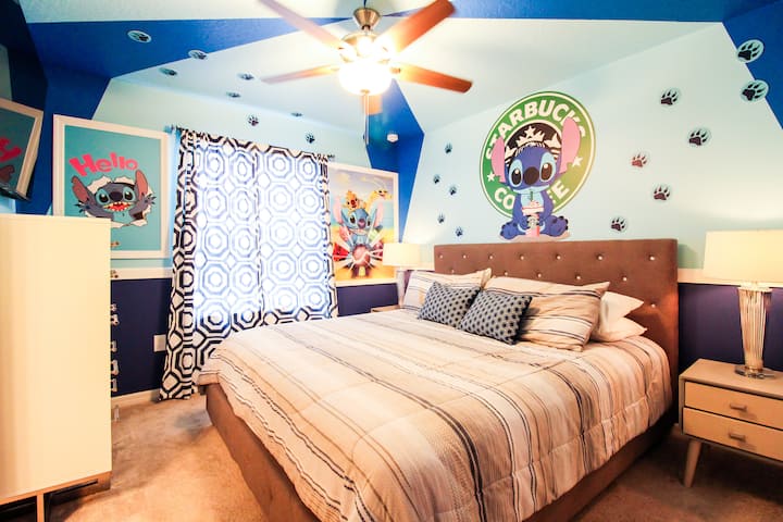 Ლურჯი ტონებით, მხიარული ტროპიკული აქცენტებითა და ყველასთვის საყვარელი უცხოპლანეტელების მხიარული კედლის ხელოვნებით, ეს ოთახი აცოცხლებს „ოჰანას“ სულისკვეთებას. Იდეალურია ბავშვებისთვის, მოზარდებისთვის ან დისნეის მოყვარულებისთვის. მასში არის კომფორტული საწოლი, გრილი განათება და უამრავი ხასიათის ხიბლი.