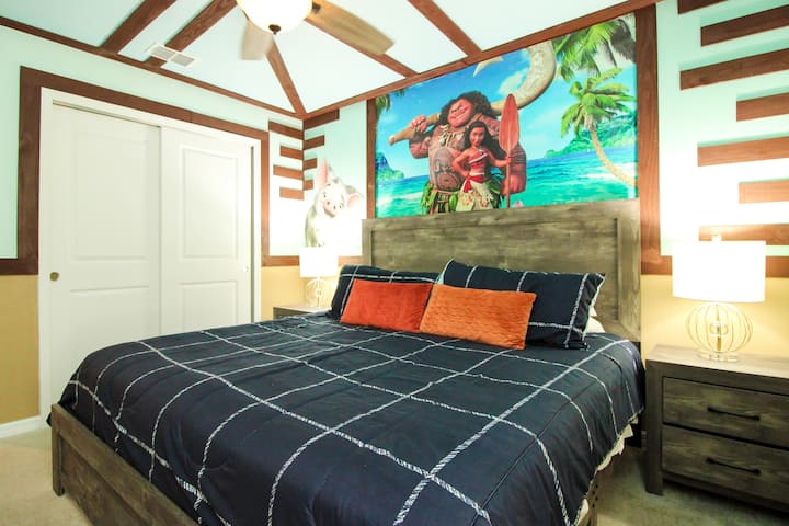 Ტროპიკული ფერების, პოლინეზიური სტილის დეტალებისა და მოანას, მაუისა და პუას ძლიერი კედლის ხელოვნებით ეს მყუდრო ოთახი იდეალურია პატარა მოგზაურებისა და დისნეის მოყვარულთათვის. Დაიძინეთ კომფორტულ საწოლში, რომელიც გარშემორტყმულია ოკეანის სულისკვეთებით.               