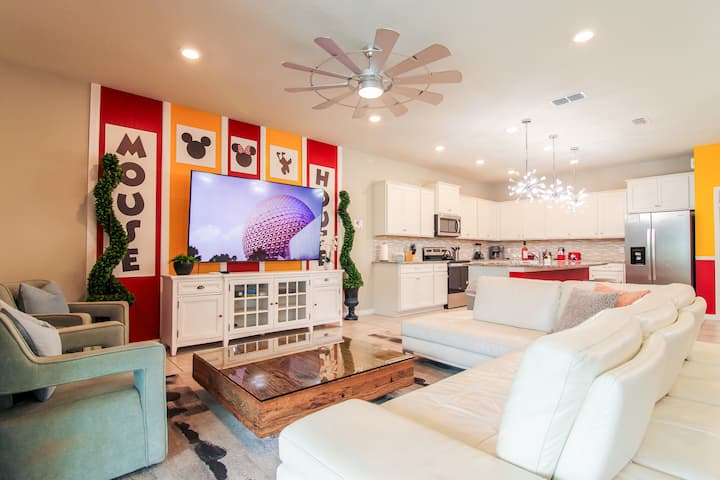 Ამ ღია კონცეფციის სივრცეში დაგხვდებათ სამზარეულო, მისაღები ოთახი და სასადილო სივრცე. Ჩვენი სამზარეულო სრულად აღჭურვილია. Მისაღებ ოთახში დაგხვდებათ ტელევიზორი, გასაშლელი დივანი და ჭერის ვენტილატორი. Აქვეა სასადილო სივრცე მაგიდით და სკამებით.       