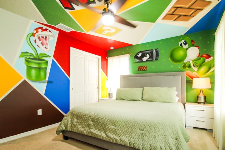 Შეარჩიეთ ამაღელვებელი Super Mario საწოლი ოთახი! Ამ საცხოვრებელში არის დიდი ზომის საწოლი, ორი ღამის სადგამი, თემატური კედლის ხელოვნება, ორი ლამპა, დიდი ტელევიზორი, სახალისო დეკორი და ცოცხალი სათამაშო ატმოსფერო — იდეალურია რამდენიმედღიანი თავგადასავლისთვის სოკოს სამეფოში გასართობად     