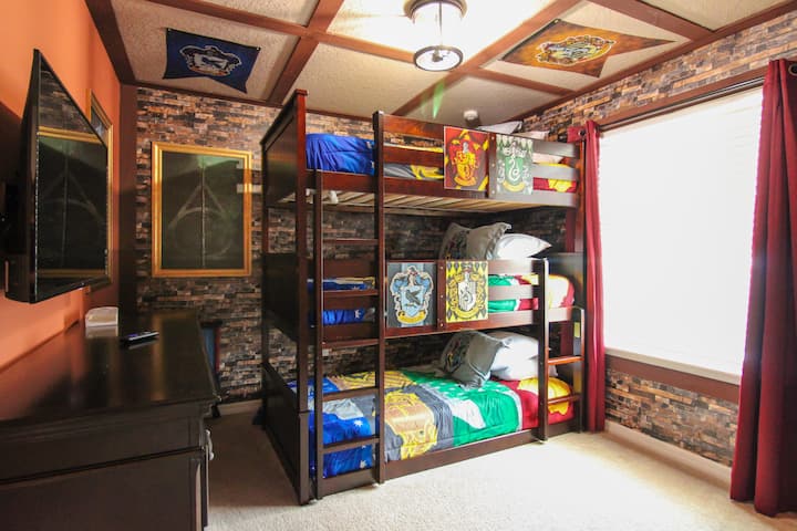 Ჯადოქრობის სკოლაში თქვენ გექნებათ თავგადასავლები ბნელ ძალებთან ბრძოლაში, თქვენს ჯადოქარ მეგობრებთან ერთად!! Ამ საძინებელში დაგხვდებათ: ორსართულიანი საწოლი, თემატური თეთრეული, სმარტ-ტელევიზორი, კარადა, პორტრეტი, ჭერის განათება, ფარდები და კომოდი               