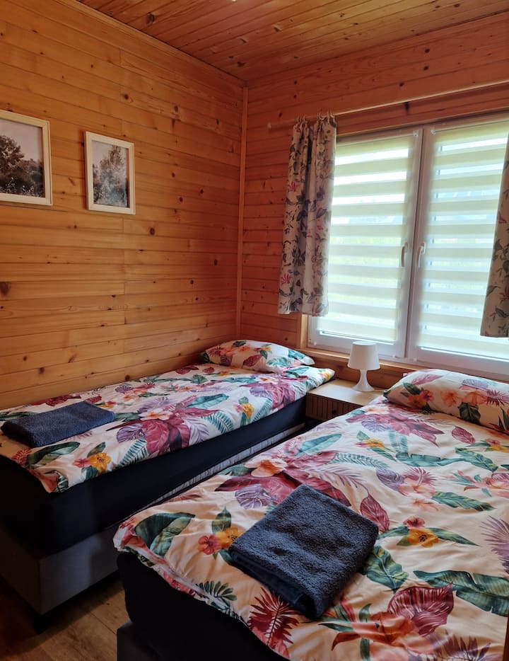 U spavaćoj sobi možemo namjestiti 2 kreveta za jednu osobu  ili 1 bračni krevet.