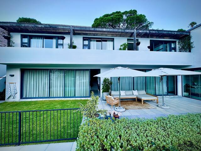 Contemporary Home in Exclusive Higgovale Estate