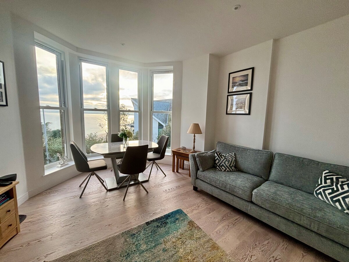 Top Airbnb: Luxury Sea Views Balcony, Parking, Pool, Spa & Gym in St. Ives