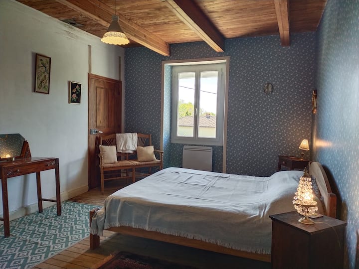 A l'étage, lit en 160, banquette, rangement. Vue sud-est sur jardin et piscine.