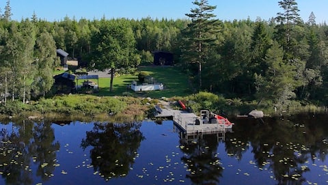 Lakehouse with sauna, private jetty and rowboat