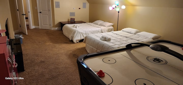 Velika dodatna soba na katu s bračnim krevetima i igraonicom. (veliki stol za zračni hokej)/velika igraonica s priborom za igru i kompletom Lego kockica).