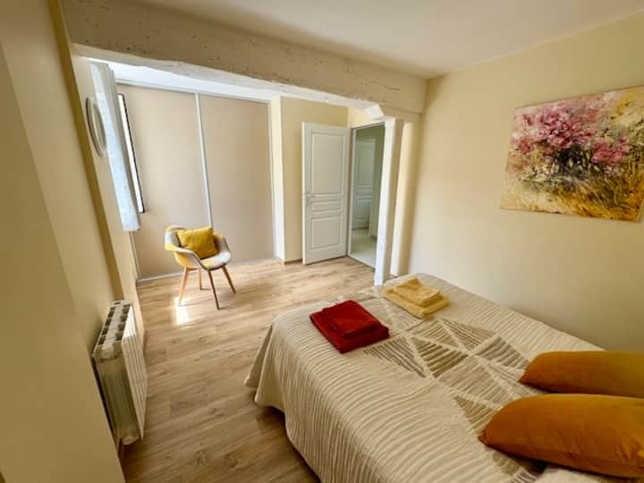 Ყვითელი ოთახი და მისი დიდი კარადა.