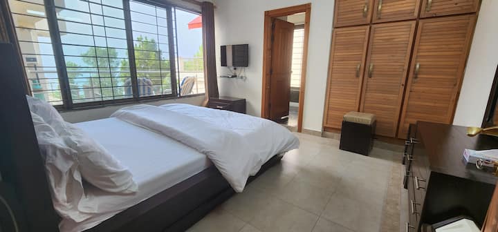 Glavna spavaća soba s pripadajućom kupaonicom. Veliki bračni krevet, garderoba, TV. Privatni balkon s pogledom na planine.