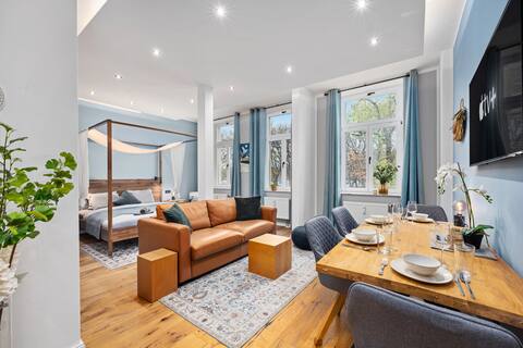 Edler Wohnraum: Luxury Studio A/C Balcony Coffee