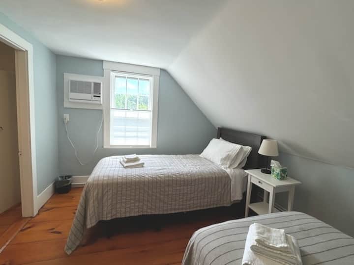 Este dormitorio tiene una unidad de pared con aire acondicionado y una ventana orientada al este.