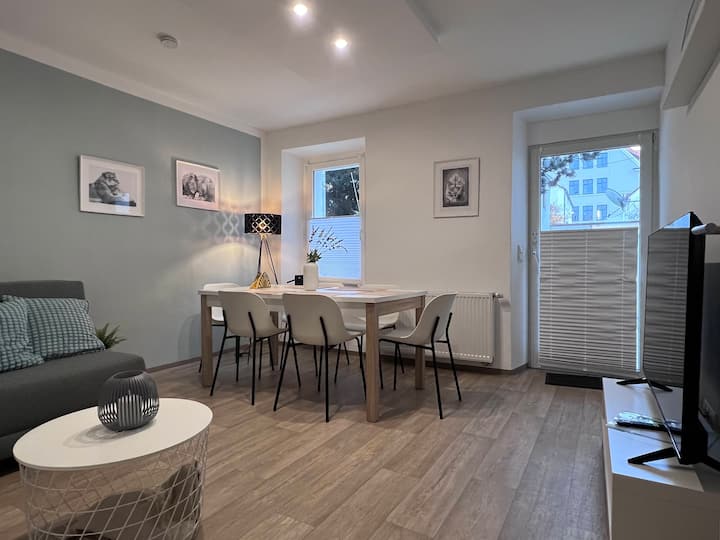 Ეს შესანიშნავი ახალგარემონტებული ბინა გთავაზობთ 2 საძინებელს, სრულად აღჭურვილ სამზარეულოს, უფასო Wi ‑ Fi ქსელსა და 6 ადამიანისთვის სტუმრობის შესაძლებლობას. 