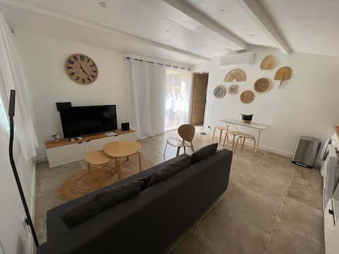 Popular Airbnb listing: Little house, Pool, Parking in Aix En Provence