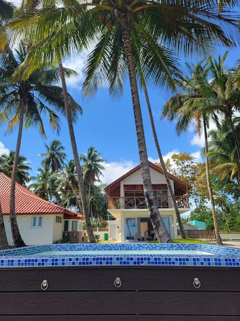 Beachfront rustic guest house with picuzzi