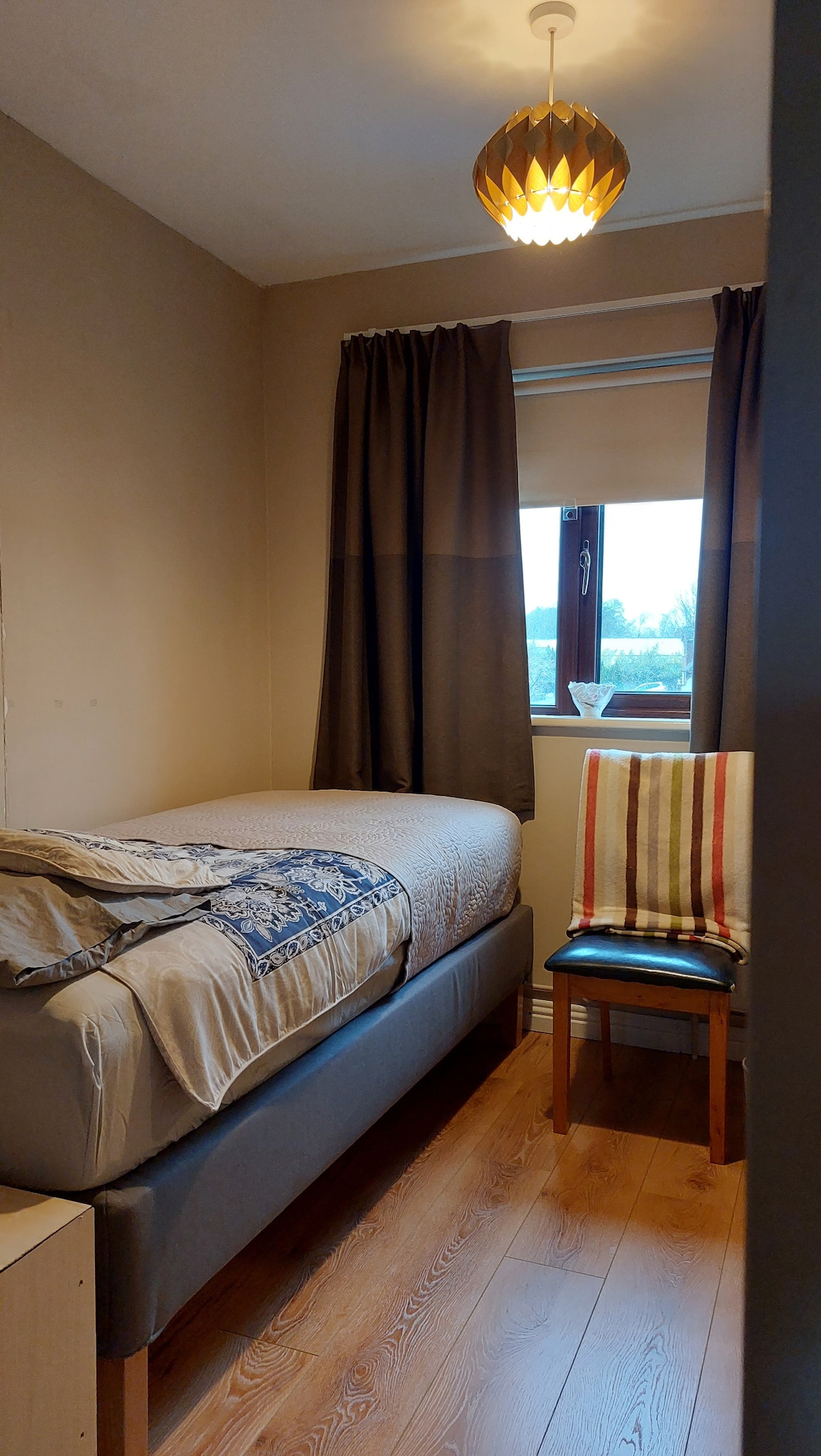 И ролетните и завесите се затемнети. Тоа е стандарден единечен кревет за едно лице. 