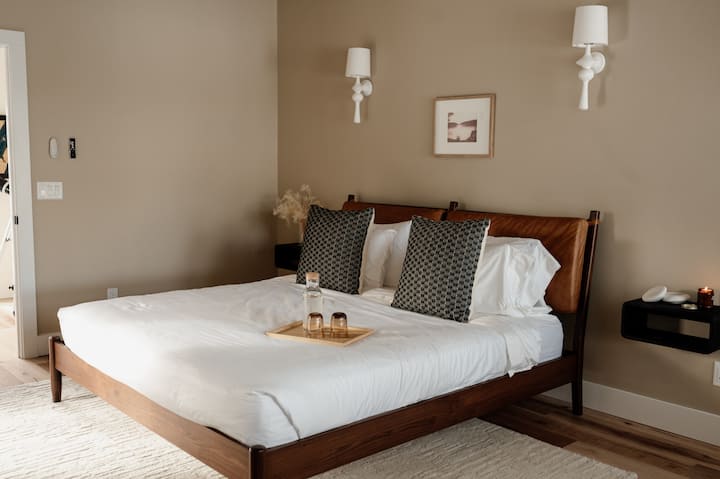 Sleep in serene luxury: where wood and leather blend in perfect harmony.