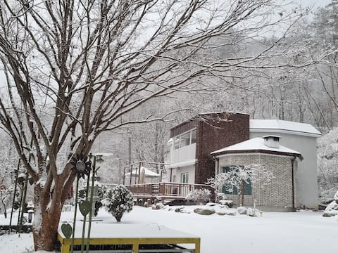 [Inje Private House/60 pyeong of actual floor space] Healing in the forest with a private valley and