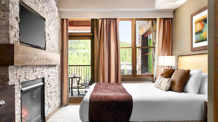 ️ Comodidad y relajación para todos: el segundo dormitorio ofrece una amplia cama tamaño king y un ambiente acogedor, perfecto para una noche de descanso después de un día de aventuras en la montaña. Ideal para huéspedes que buscan comodidad y relajación