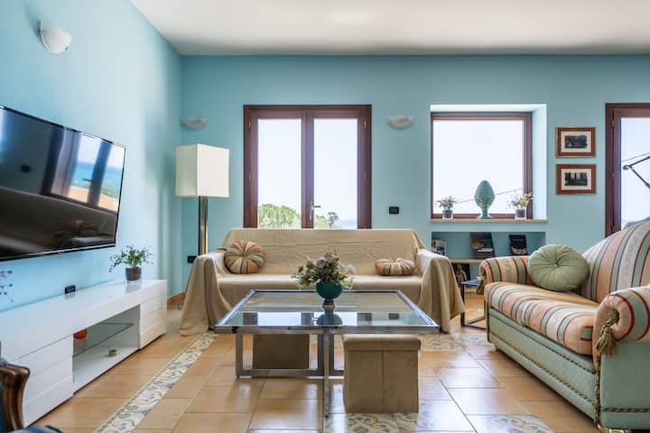 Relájate y mira televisión en Villa Rosa