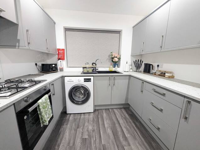 4BR House-Free Parking-Pendlebury-Transport links gallery image 4